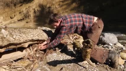 Making a Primitive Knife in the Bush with Stone tools (ft. Felix Immler)