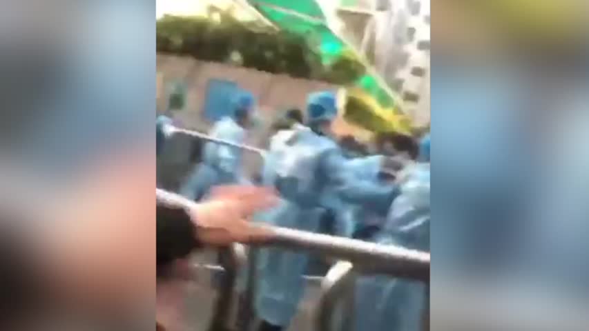 1月19日，不滿極端封控，深圳羅湖區田心村部分村民上街抗議，當地政府出動警車和大量警察鎮壓，一名年輕男子當場被抓。