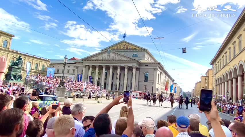 第188節慕尼黑十月啤酒節重頭戲來了，傳統花車大遊行經過城市歌劇院和慕尼黑王宮。