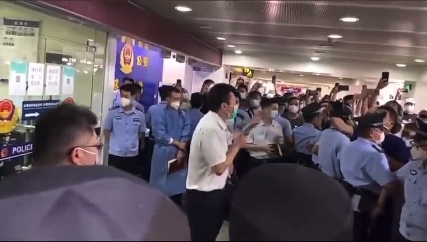 遊客滯留三亞機場，高喊：回家！大批警察維穩。