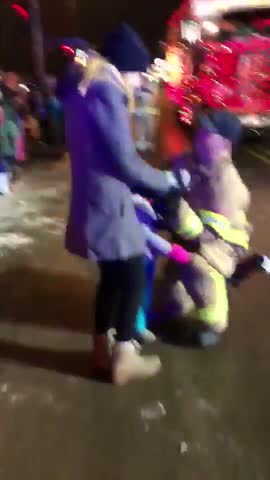Firefighter Proposes to Girlfriend and Her Daughter at Christmas Parade