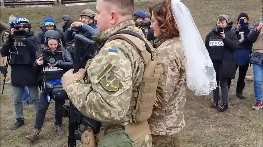 Ucranianos se unen en matrimonio en medio de la guerra