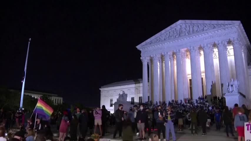 Mourners Honor Ginsburg on US Supreme Court Steps