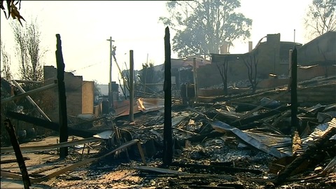 Australian bushfire destroys homes, hundreds of people flee