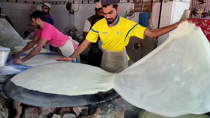 King of Rumali Roti in Pakistan | Amazing Skills Of Making Manda Roti | World Biggest Rumali Roti