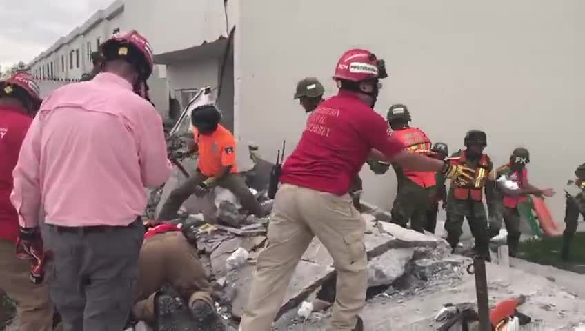 Suman 5 muertos tras derrumbe de un centro comercial en construcción en México