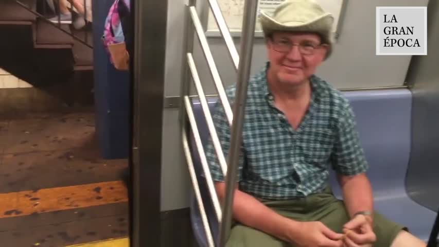 Hombre hace volar una goma elástica en el subte de Nueva York