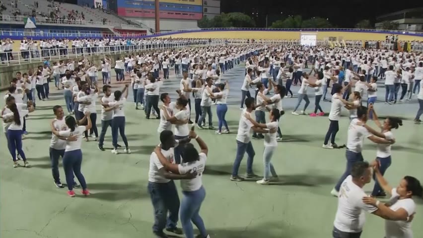 2000 венесуэльцев станцевали сальсу, надеясь побить рекорд Гиннесса