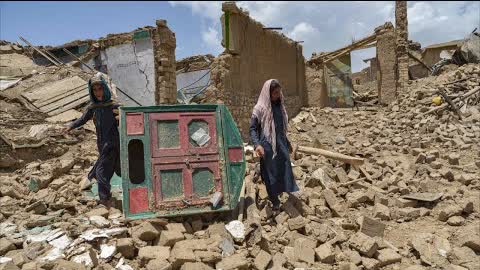 После землетрясения: тысячи афганцев живут на развалинах и ждут помощи