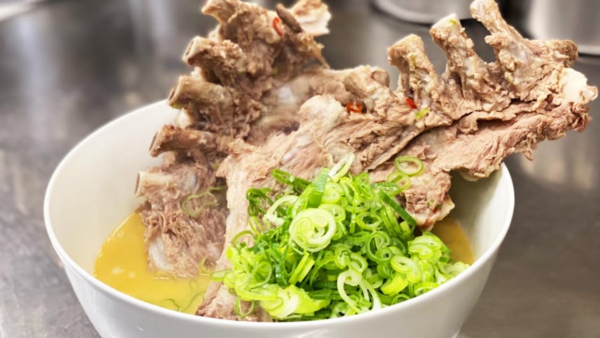 王さんの豚背骨ラーメン pork bone broth ramen Mr.wang style.　美味しさの思い出は王さんのしゃぶり待ち。