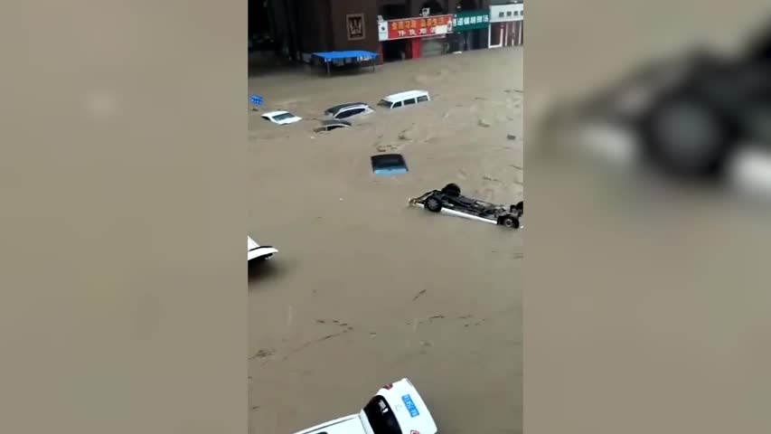 7月20日，鄭州全市陷入一片汪洋，車輛被衝走| #大紀元新聞網
