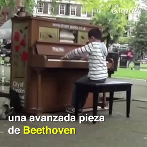 Niño de 11 años sorprende con una pieza de Beethoven en la calle