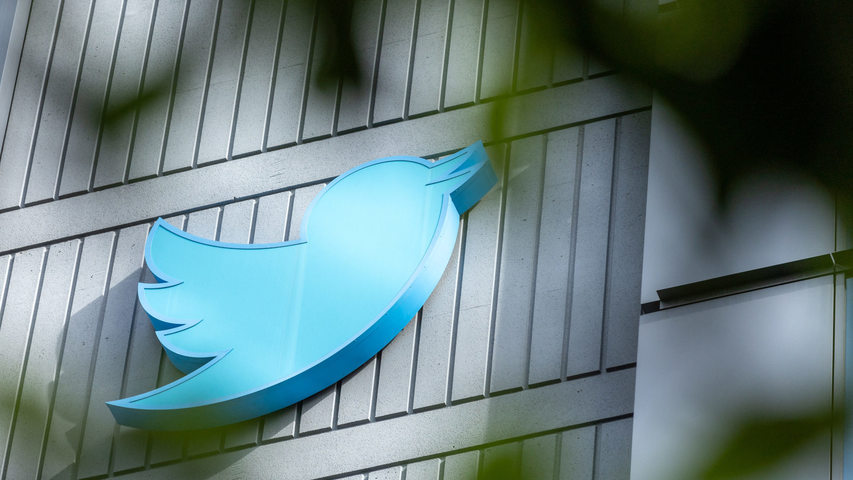 Rapport : Twitter a censuré des informations sur le Covid