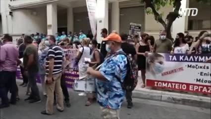 Медики Греции вышли на протест против обязательных прививок от COVID