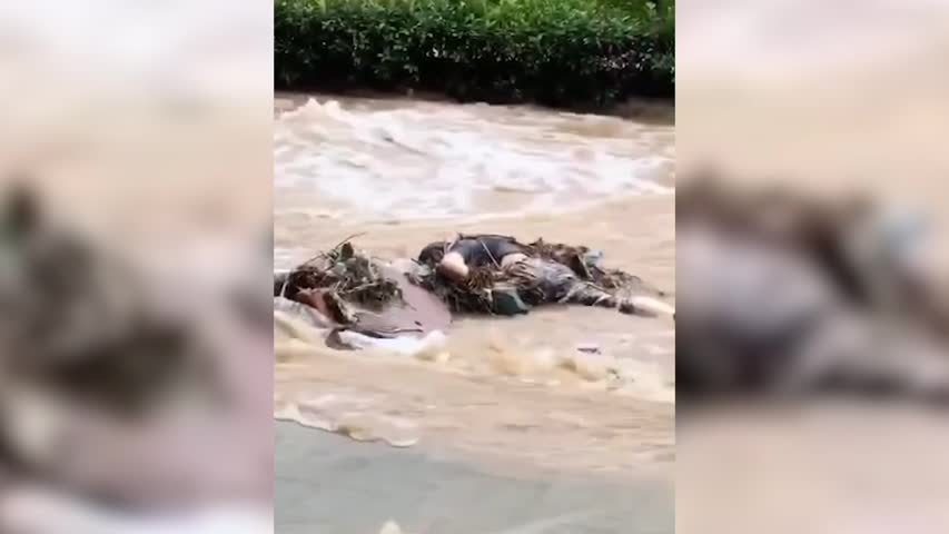 河南鄭州市內，有人臥倒在湍急水流中身亡。