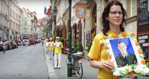 20 let pronásledování Falun Gongu - živý řetěz v Praze