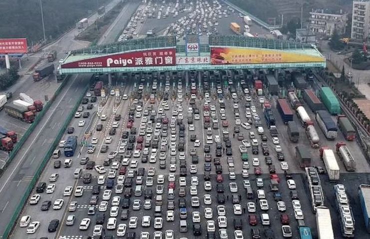 广东高速收费站巧取豪夺 各地涌现靠路吃路的山大王