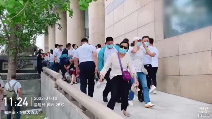 7月10日，河南村鎮銀行受害儲戶今天在中國人民銀行鄭州支行維權，11點鐘左右，一些沒穿制服的白衣人（便衣）開始抓人、拽人、踹人。