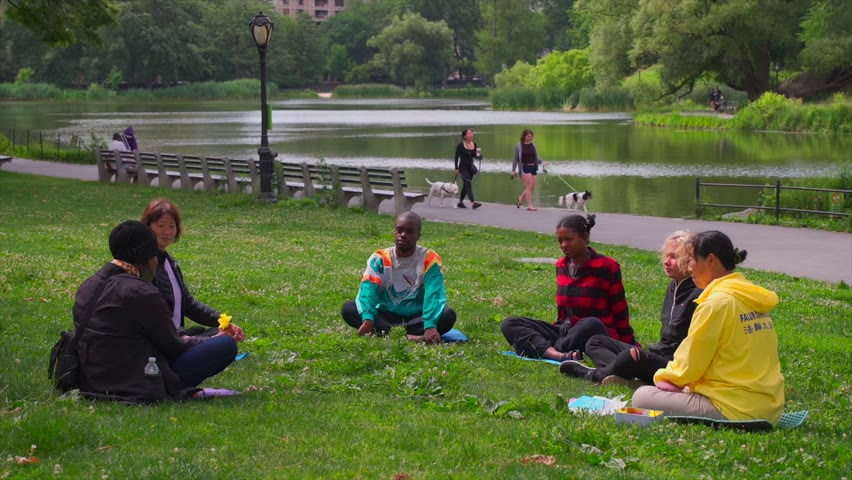 紐約中央公園光天化日之下有人搶走殘疾人的手機 法輪功新學員見義勇為 制服歹徒 從歹徒手中搶回手機