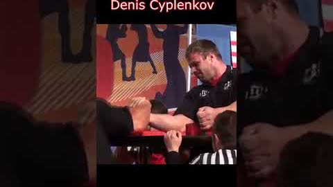 Richard Lupkes forces Denis Cyplenkov to slip out