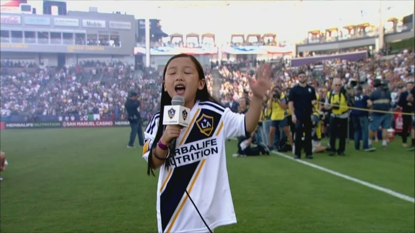 歌聲震撼全場！7歲亞裔女孩清唱美國國歌｜珊卓威佳亞｜高難度歌唱｜新唐人電視台