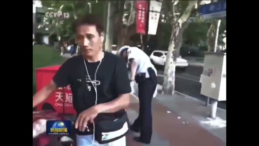 上海交警被快递小哥放鸽子，上了中央电视台新闻联播。网评「好男儿，当自强，挣钱活命无罪！！」