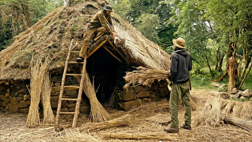 Iron Age Roundhouse Thatching: How roofs were made from Reeds & Hazel (Ep.16)