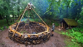 Medieval Roundhouse Build in Forest - BUSHCRAFTING THE ROOF (Ep.7)