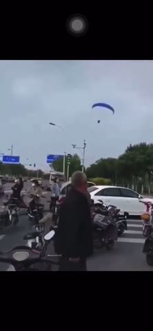天津市北辰区有人驾驶滑翔伞“越狱”