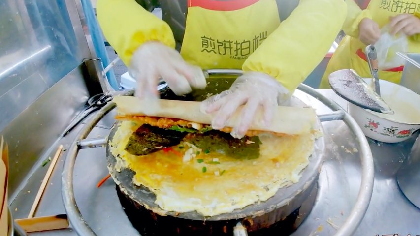 最近流行的山东特色煎饼，一份要十元！味道真不错！Recently popular Shandong specialty pancakes,  It tastes so good!