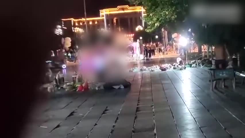 2022年8月8日晚間，河南省周口市鄲城縣發生持刀砍人案，21歲男子持刀砍傷兩人。網傳視頻顯示，現場慘不忍睹。