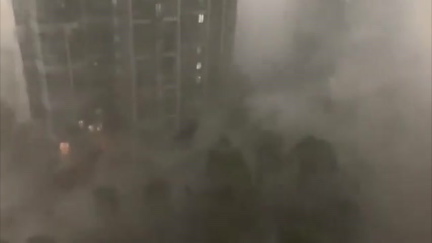 上海外灘颱風「煙花」登錄，狂風暴雨，暴雨似噴泉。太可怕！~~| #大紀元新聞網