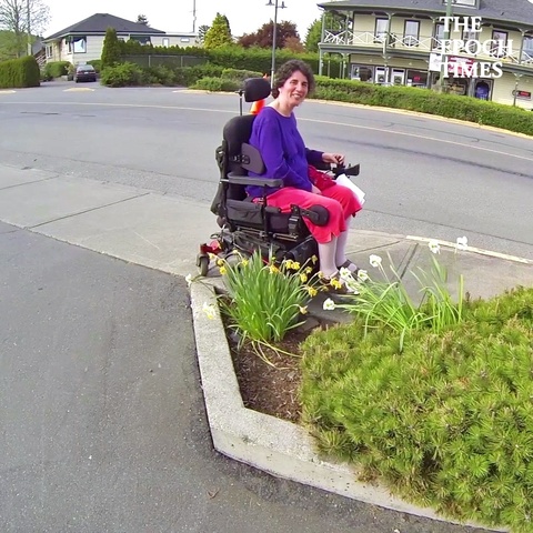 Motorcyclist Stops to Help Woman with Stuck Wheelchair