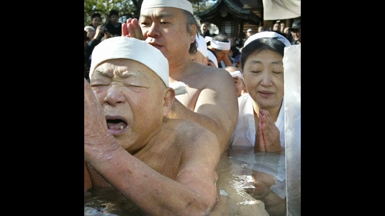 Японцы окунулись в ледяную воду у токийского храма