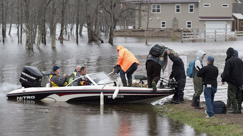 Good Samaritan ferrying New Brunswick residents stranded by flood