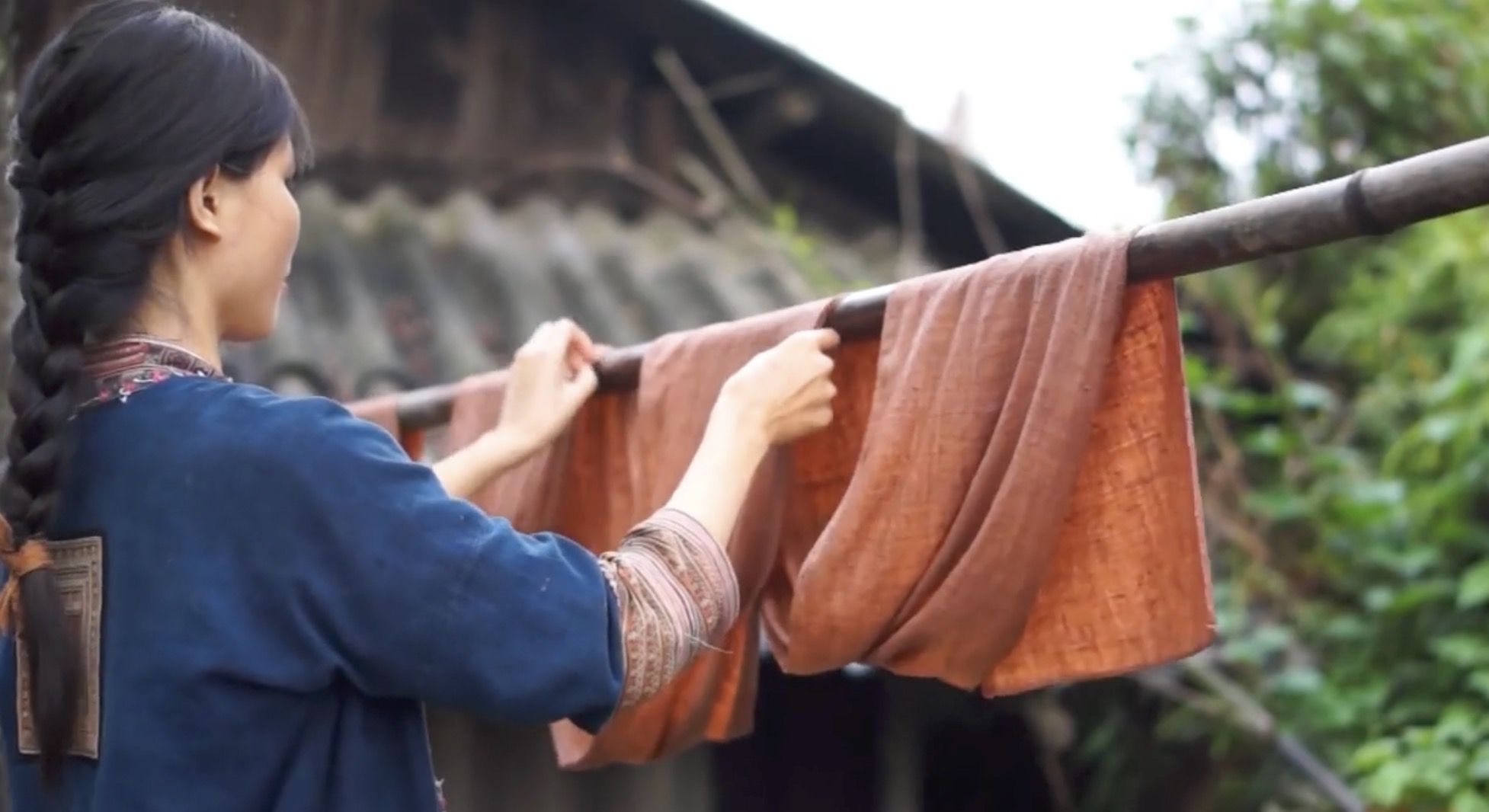 Natural fabric dyeing | Tây Bắc - Nhuộm Vải Tự Nhiên Bằng Củ Nâu