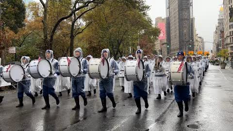 11月11日第103届纽约老兵节游行在曼哈顿五大道登场，超280个团体逾2万人参加，虽下雨，但参加游行的团体和老兵们风雨无阻。法輪大法团体连续近20年参加游行，向老兵致敬，并把「真善忍」的美好带给民众