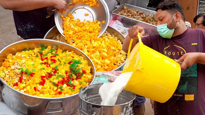 Amazing Yogurt Fruit Salad | Roadside Decorated Fruit Chaat | Ramadan Street Food In Karachi