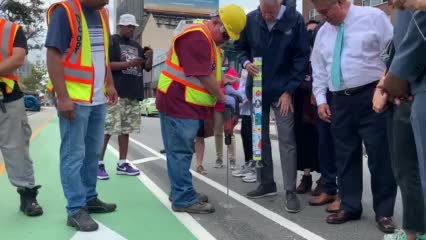 9月22日下午，白思豪在與70街交界處的皇后大道上裝上了第一個將汽車道與自行車道分開的隔離杆。