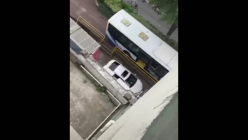 6月28日，上海浦東新區惠南鎮一輛公交車失控後橫衝直撞，撞倒路人後，衝進河裡。