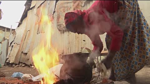 Кенийцы готовят на пластиковых пакетах вместо угля и дров