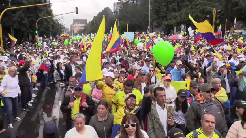 Una multitud desafía la lluvia en Bogotá para protestar contra el Gobierno colombiano.