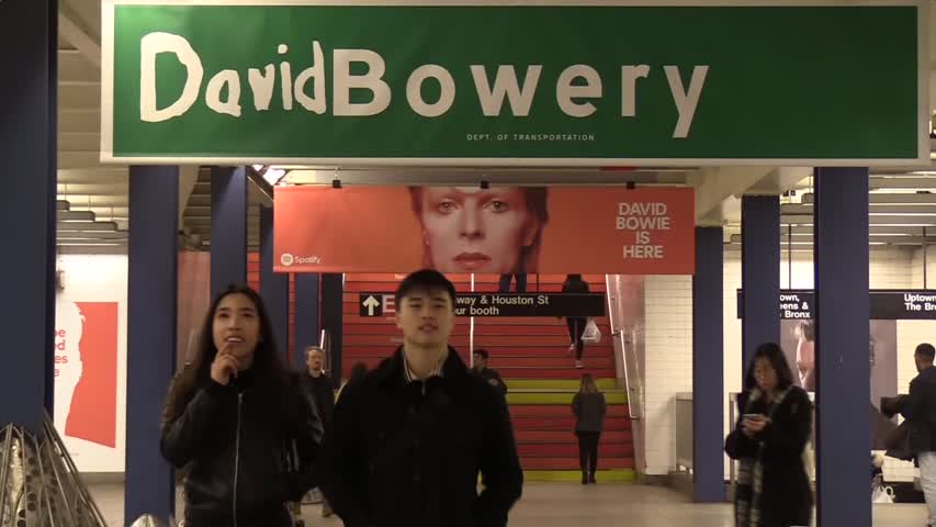 Estación del tradicional metro neoyorquino recuerda a su 'vecino' David Bowie