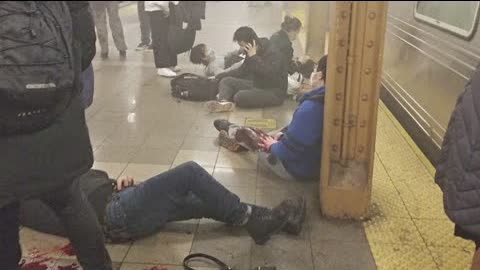 Стрельба в метро Нью-Йорка: десять раненых, нападавший скрылся