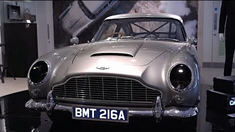 Каскадёрский Aston Martin и костюмы Бонда выставили на аукцион в Лондоне