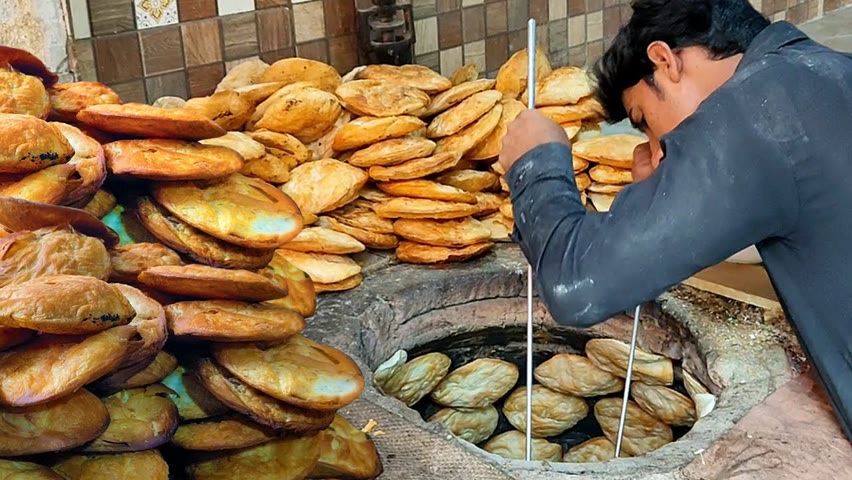 TANDOORI BAKARKHANI | Traditional BakarKhani Making Process | Morning Breakfast Street food Lahore