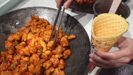 와닭치즈콘 Chicken Waffle Cone, Spicy Chicken In Waffle Cone - Korean Street Food