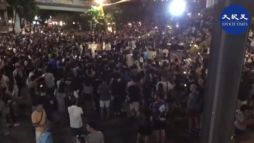 【9.13中秋】(字幕)9月13日，新城市廣場階梯前民眾為中秋助興。香港人危難中心更齊了，大家久未這樣在一起過中秋了。在月圓之夜，團圓之際，大家唱歌、點燭火、喊口號互勉。