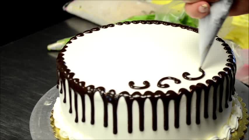 How to decorate a cake in 2 minutes - Bakery Secret