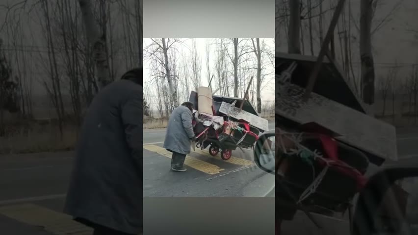 河北献县，一名流浪人推著車，艱難前行。 【 #shorts 】 | #大紀元新聞網